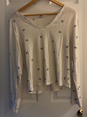 Old Navy women’s ribbed long sleeve with navy bow print